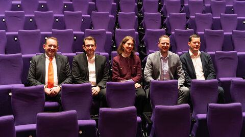 Prof. Dr. R. Alexander Lorz, Hessischer Minister der Finanzen, Hanno Benz, Oberbürgermeister der Wissenschaftsstadt Darmstadt, Susanne Ritter, Projektmanagerin Landesbau, Landesbetrieb Bau und Immobilien Hessen (LBIH), Christoph Degen, Staatssekretär im Hessischen Ministerium für Wissenschaft und Forschung, Kunst und Kultur, Karsten Wiegand, Intendant des Staatstheaters Darmstadt
