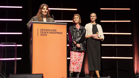 Preisträgerinnen am Rednerpult