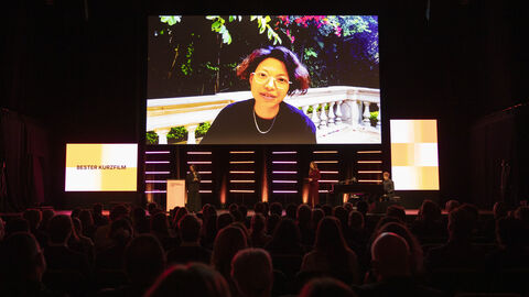 Hồng Anh Nguyễn wird zugeschaltet