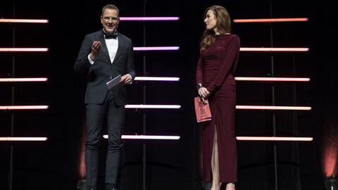 Staatssekretär Degen und Moderatorin Bauerfeind auf der Bühne