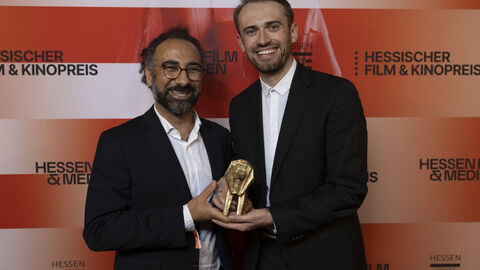 Preisträger vor Fotowand