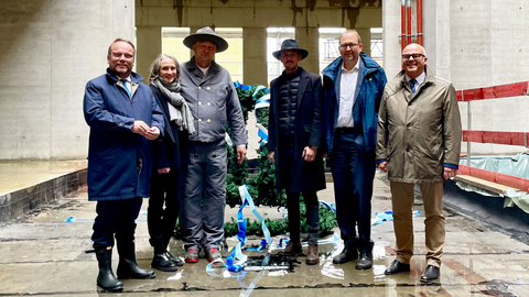 Von links nach rechts zu sehen sind im Rohbau des neuen Gebäudes Hessens Wissenschaftsminister Timon Gremmels, LBIH-Niederlassungsleiterin Gabriele Schmücker-Winkelmann, Oberpolier Peter Schulz, Polier Marko Kovacevic, Professor Dr. Enrico Schleiff (Präsident der Goethe-Universität) und Elmar Damm (Abteilungsleiter im Hessischen Finanzministerium).
