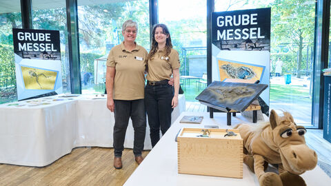 Menschen am Stand der Grube Messel.