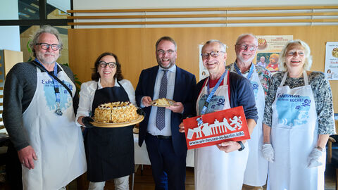 Minister Gremmels mit Kuchen.