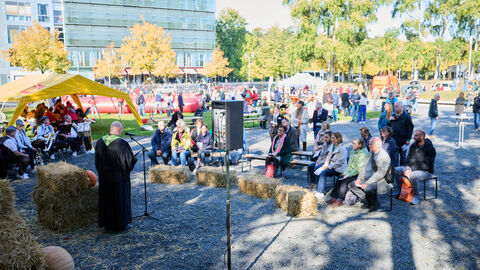 Impressionen vom Tag der offenen Tür am 3. Oktober 2025 in der hessischen Landesvertretung in Berlin. Das Publikum beim Tag der offenen Tür in der hessischen Landesvertetung.