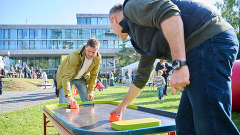 Zwei Männer spielen Tischhockey.