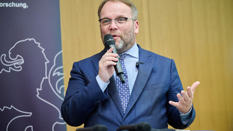 Impressionen vom Tag der offenen Tür am 3. Oktober 2025 in der hessischen Landesvertretung in Berlin. Minister Gremmels am Rednerpult.