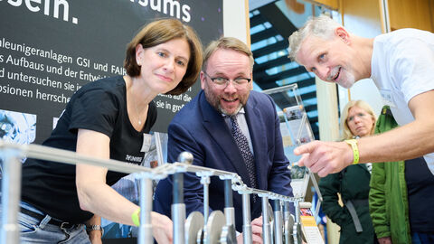 Minister Gremmels probiert ein Experiment aus.