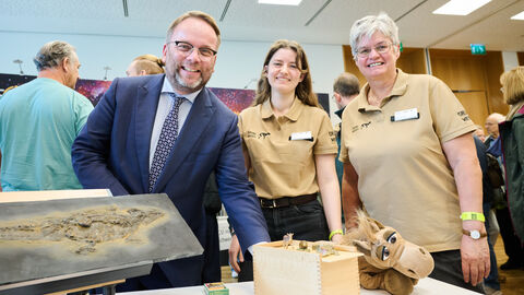 Impressionen vom Tag der offenen Tür am 3. Oktober 2025 in der hessischen Landesvertretung in Berlin. Minister Gremmels an einem Stand.
