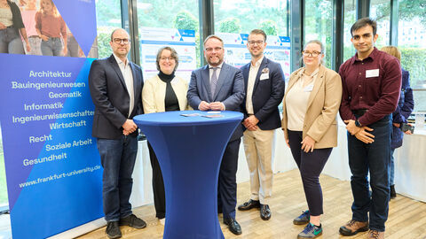Minister Gremmels posiert mit weiteren Leuten für ein Gruppenbild.