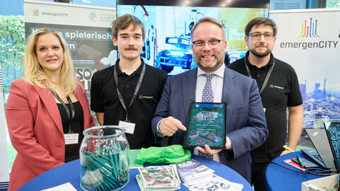 Impressionen vom Tag der offenen Tür am 3. Oktober 2025 in der hessischen Landesvertretung in Berlin. Minister Gremmels am Stand.