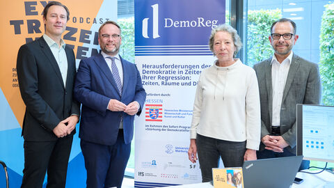 Impressionen vom Tag der offenen Tür am 3. Oktober 2025 in der hessischen Landesvertretung in Berlin. Minister Gremmels am Stand