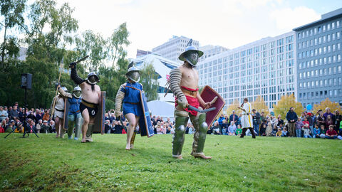 Gladiatoren marschieren auf.