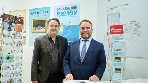Minister Gremmels besucht einen Stand.