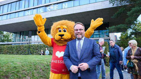 Impressionen vom Tag der offenen Tür am 3. Oktober 2025 in der hessischen Landesvertretung in Berlin. Minister Gremmels mit dem Hessenlöwen-Maskottchen.