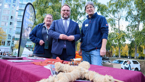 Impressionen vom Tag der offenen Tür am 3. Oktober 2025 in der hessischen Landesvertretung in Berlin. Minister Gremmels besucht einen Stand.