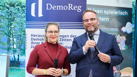 Impressionen vom Tag der offenen Tür am 3. Oktober 2025 in der hessischen Landesvertretung in Berlin. Minister Gremmels besucht einen Stand.