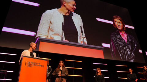 Regisseurin Mia Maariel Meyer, Buchautorin Caroline Wahl und Drehbuchautorin Elena Hell nehmen den Buchmessepreis beim Hessischen Film- und Kinopreis 2025 entgegen.