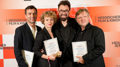 Der Schauspieler*innenpreis des Hessischen Rundfunks geht an Lisa Wagner, Nils Strunk und Justus von Dohnányi für ihre Arbeit in der ZDF-Serie „Die Affäre Cum-Ex“.