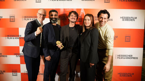 Das Ensemble um Devrim Lingnau, Serkan Kaya, Mehdi Meskar, Nicolette Krebitz, Aziz Çapkurt und Nazmi Kırık erhält den Sonderpreis der Jury beim Hessischen Film- und Kinopreis 2025.