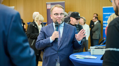 Impressionen vom Tag der offenen Tür am 3. Oktober 2025 in der hessischen Landesvertretung in Berlin. Minister Gremmels am Rednerpult.