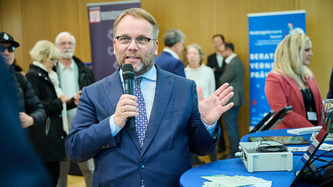 Impressionen vom Tag der offenen Tür am 3. Oktober 2025 in der hessischen Landesvertretung in Berlin. Minister Gremmels am Rednerpult