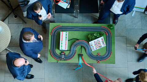 Sicht auf eine Spielzeugauto-Rennbahn an einem Stand von oben.