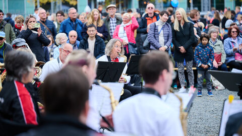 Publikum beim Tag der Deutschen Einheit.