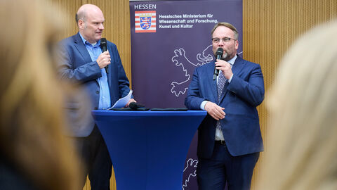 Impressionen vom Tag der offenen Tür am 3. Oktober 2025 in der hessischen Landesvertretung in Berlin. Minister Gremmels am Rednerpult.