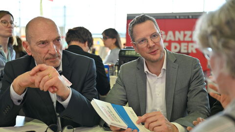 Impressionen von der Frankfurter Buchmesse 2025. Staatssekretär Degen im Gespräch