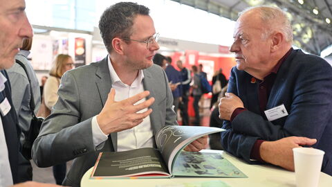 Impressionen von der Frankfurter Buchmesse 2025. Staatssekretär Degen im Gespräch