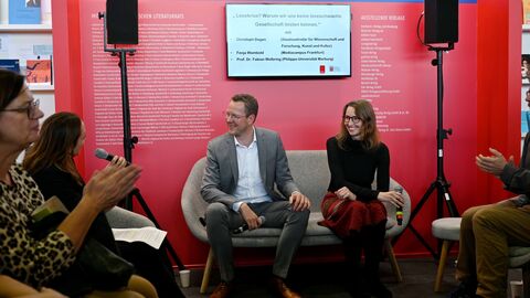 Impressionen von der Frankfurter Buchmesse 2025. Staatssekretär Degen im Gespräch
