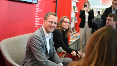 Impressionen von der Frankfurter Buchmesse 2025. Staatssekretär Degen im Gespräch