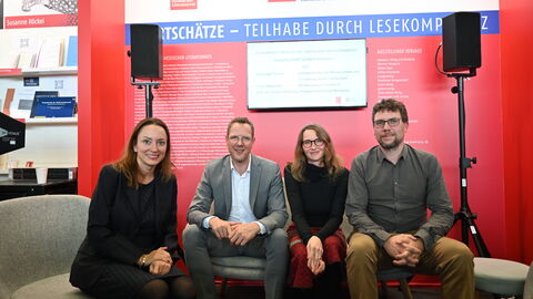 Christoph Degen mit Autorinnen und Autoren am Gemeinschaftsstand Literatur