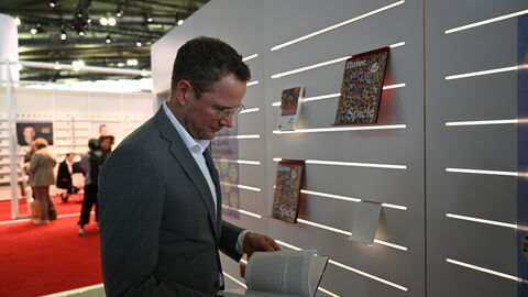 Impressionen von der Frankfurter Buchmesse 2025. Christoph Degen schaut sich ein Buch an