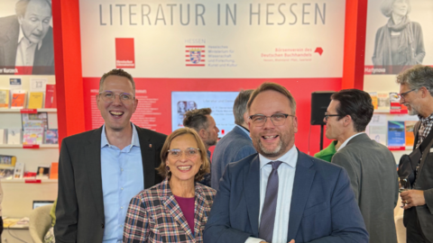 Minister Timon Gremmels, Staatssekretär Christoph Degen und Dietlind Grabe-Bolz, Vorsitzende des Hessischen Literaturrats, am Gemeinschaftsstand "Literatur in Hessen". Minister Timon Gremmels, Staatssekretär Christoph Degen und Dietlind Grabe-Bolz, Vorsitzende des Hessischen Literaturrats, am Gemeinschaftsstand "Literatur in Hessen".