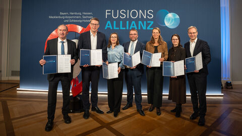 Bayerns Wirtschaftsminister Hubert Aiwanger, Bayerns Wissenschaftsminister Markus Blume, Hamburgs Staatsrätin für Wissenschaft Dr. Eva Gümbel, Hessens Wissenschaftsminister Timon Gremmels, Mecklenburg-Vorpommers Wissenschaftsministerin Bettina Martin, Sachsens Staatssekretärin für Wissenschaft Prof. Dr. Heike Graßmann und Schleswig-Holsteins Staatssekretär für Wissenschaft Guido Wendt Bayerns Wirtschaftsminister Hubert Aiwanger, Bayerns Wissenschaftsminister Markus Blume, Hamburgs Staatsrätin für Wissenschaft Dr. Eva Gümbel, Hessens Wissenschaftsminister Timon Gremmels, Mecklenburg-Vorpommers Wissenschaftsministerin Bettina Martin, Sachsens Staatssekretärin für Wissenschaft Prof. Dr. Heike Graßmann und Schleswig-Holsteins Staatssekretär für Wissenschaft Guido Wendt (© Axel König/StMWK)