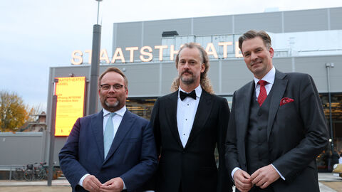 Kunst- und Kulturminister Timon Gremmels, Florian Lutz, Intendant des Staatstheaters Kassel, und Kassels Oberbürgermeister Dr. Sven Schoeller vor der Interimsspielstätte. Kunst- und Kulturminister Timon Gremmels, Florian Lutz, Intendant des Staatstheaters Kassel, und Kassels Oberbürgermeister Dr. Sven Schoeller vor der Interimsspielstätte.