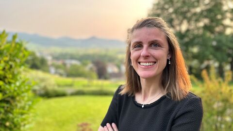 Prof. Dr. Nadine Leisgang hat eine LOEWE-Start-Professur an der Uni Marburg inne. Porträt von Prof. Dr. Nadine Leisgang