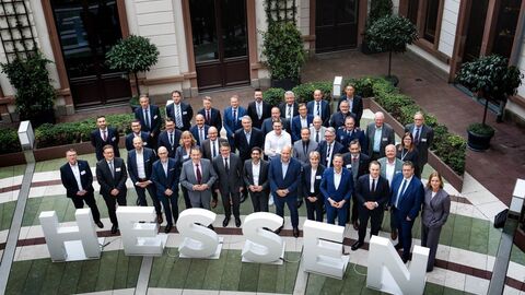 Die Teilnehmer des Rüstungsgipfels in Wiesbaden 2025.