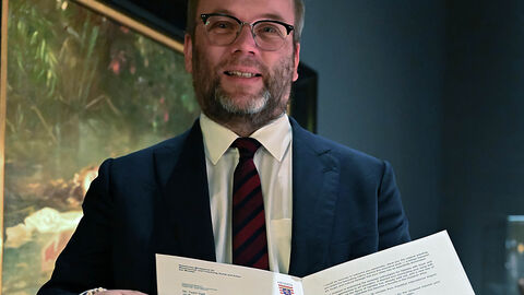 Kunst- und Kulturminister Timon Gremmels steht mit dem Einladungsschreiben an Taylor Swift vor dem Gemälde „Ophelia“ im Museum Wiesbaden.  Kunst- und Kulturminister Timon Gremmels steht mit dem Einladungsschreiben an Taylor Swift vor dem Gemälde „Ophelia“ im Museum Wiesbaden.