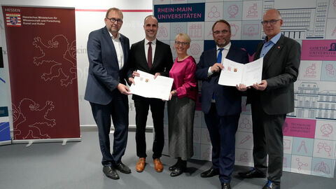 Prof. Dr. Enrico Schleiff (Präsident der Goethe-Universität Frankfurt und amtierender RMU-Sprecher), Clemens Hoch (Rheinland-Pfälzischer Minister für Wissenschaft und Gesundheit), Prof. Dr. Tanja Brühl (Präsidentin der TU Darmstadt), Timon Gremmels (Hessischer Minister für Wissenschaft und Forschung, Kunst und Kultur) und Prof. Dr. Georg Krausch (Präsident der Johannes Gutenberg-Universität Mainz). 