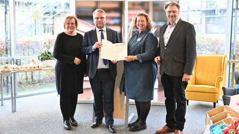MdL Sabine Bächle-Scholz, Kunst- und Kulturminister Timon Gremmels, Bibliotheksleiterin Meike Betzold, Kelsterbachs Bürgermeister Manfred Ockel