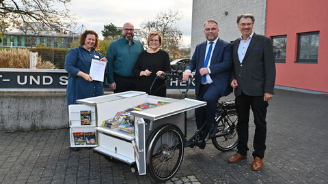 Bibliotheksleiterin Meike Betzold, Stadtverordnetenvorsteher Frank Wiegand, MdL Sabine Bächle-Scholz, Kunst- und Kulturminister Timon Gremmels, Kelsterbachs Bürgermeister Manfred Ockel