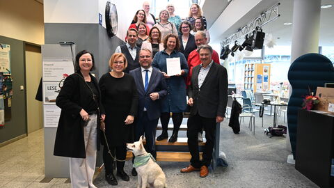 Kunst- und Kulturministerin Timon Gremmels mit dem Team der Stadt- und Schulbibliothek Kelsterbach