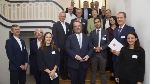 Mitglieder des Vorstandes und Gruppenleitung des LOEWE-FCI und des GHS mit Wissenschaftsminister Timon Gremmels.