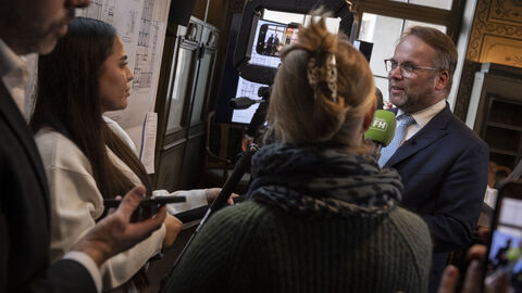 Kunst und Kulturminister Timon Gremmels im Interview bei der Pressekonferenz zur Bekanntgabe des Siegerentwurfs.