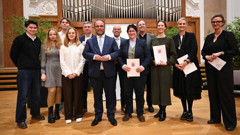 Wissenschaftsminister Timon Gremmels mit den Gewinnerinnen und Gewinnern des Hessischen Hochschullehrpreises 2025.
