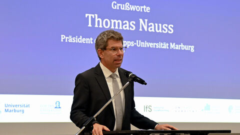 Thomas Nauss, Präsident der Philipps-Universität Marburg, am Rednerpult.