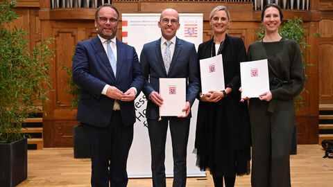 Staatsminister Timon Gremmels mit Prof. Dr. Benjamin Löhr, Heike Siebert und Alexandra Hofmann.